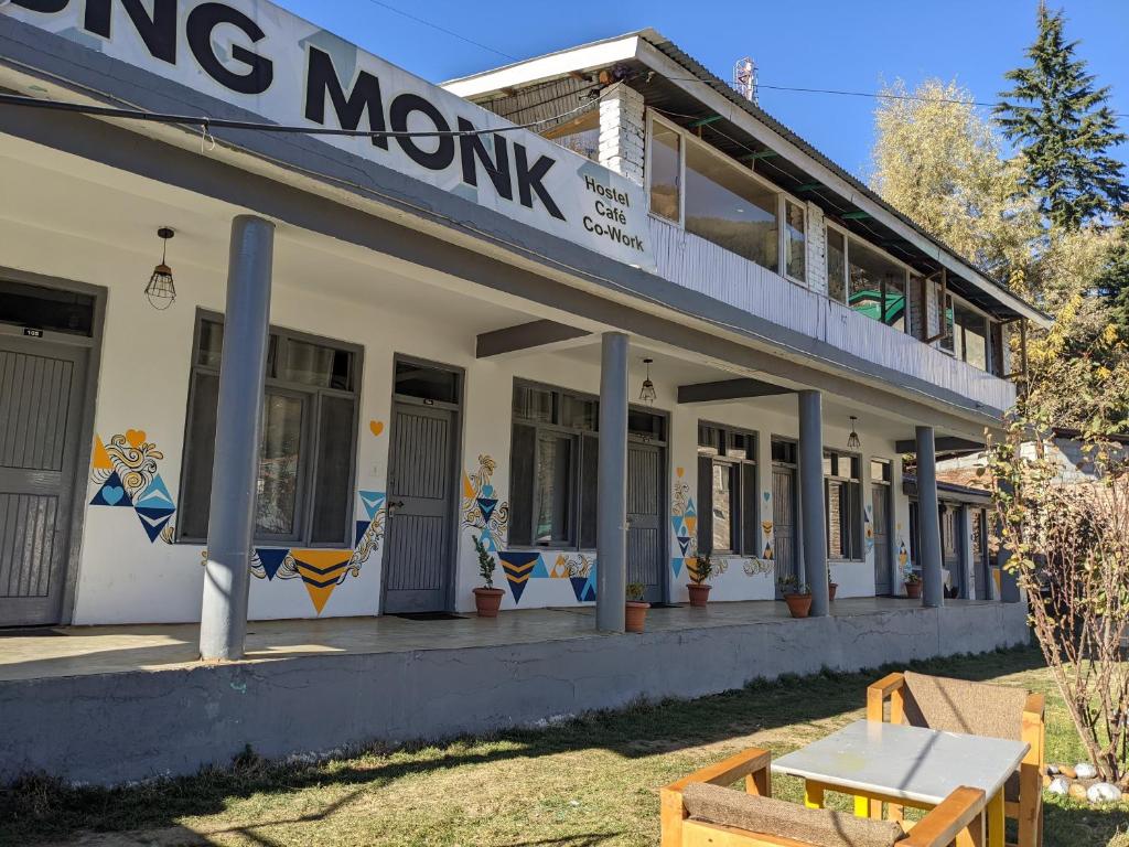 Young Monk Hostel & Cafe Old Manali