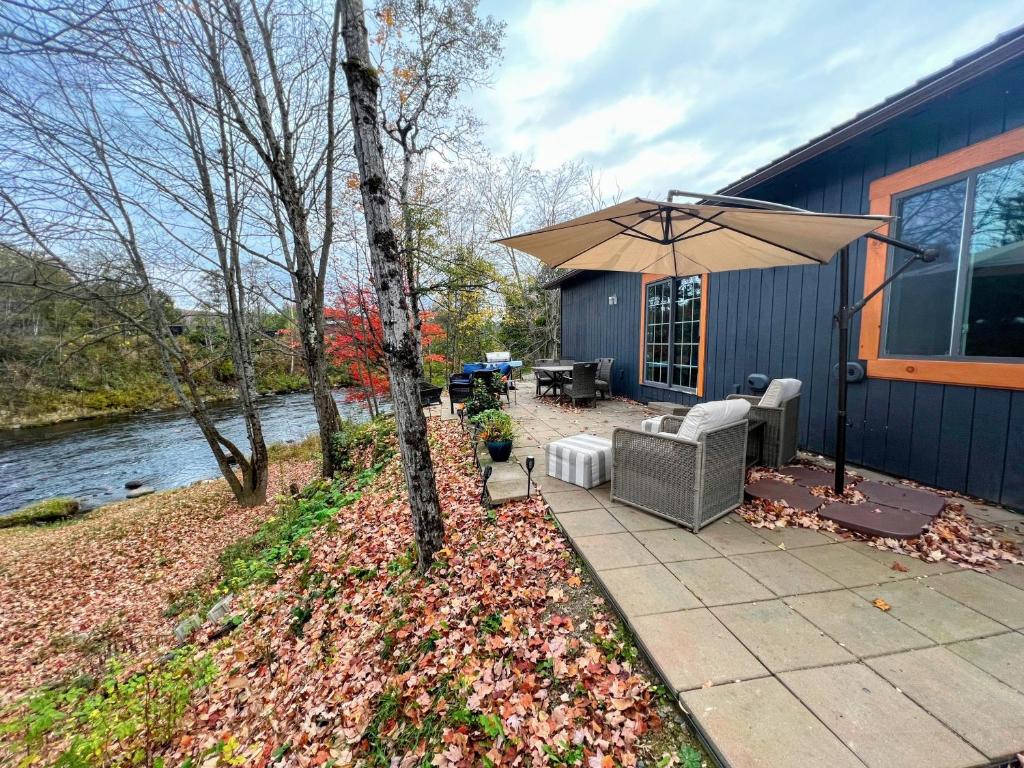 37PA Superbly appointed riverfront home in LIttleton! Skiing, hiking, firepit, wifi!