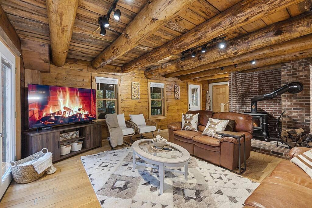 NEW!! Entire Log Home with *PRIVATE Hot Tub