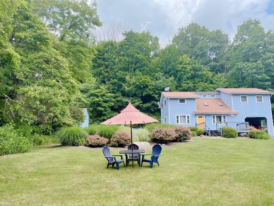 Le Chalet Blue near Camelback Poconos, 6 Beds, Sleeps 10, Pool