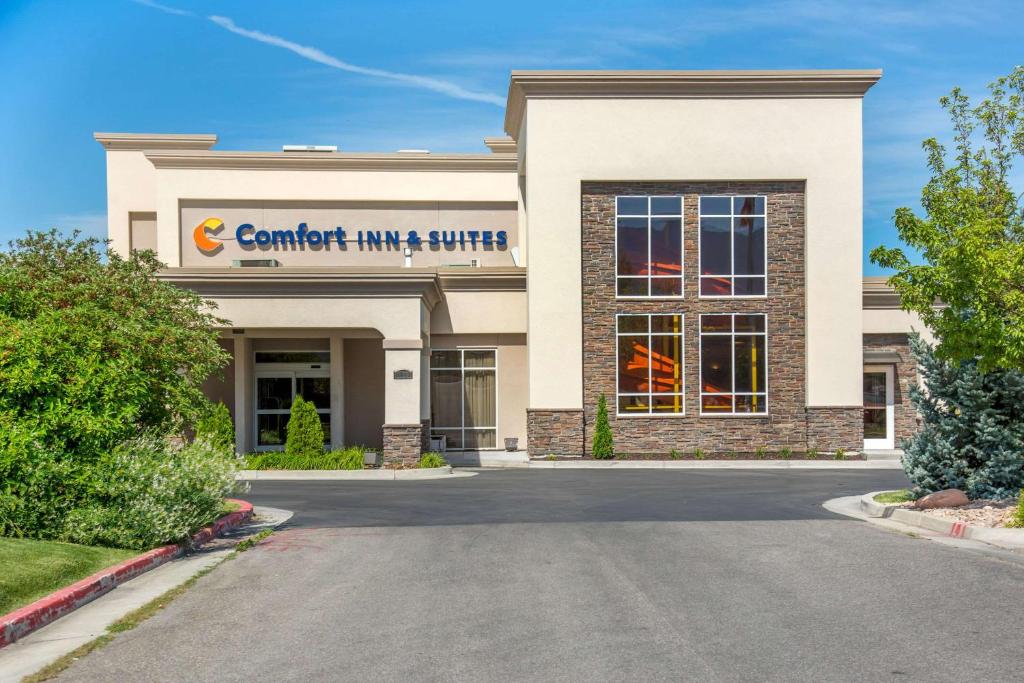 Comfort Inn & Suites Logan Near University