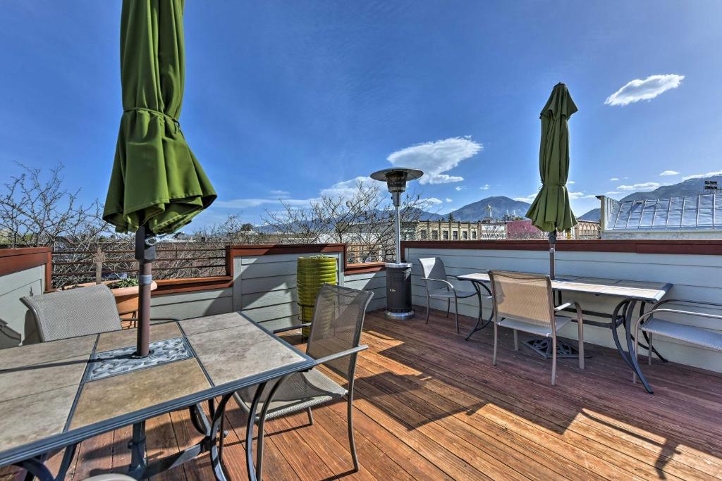 Walkable Downtown Logan Apartment with Rooftop Deck