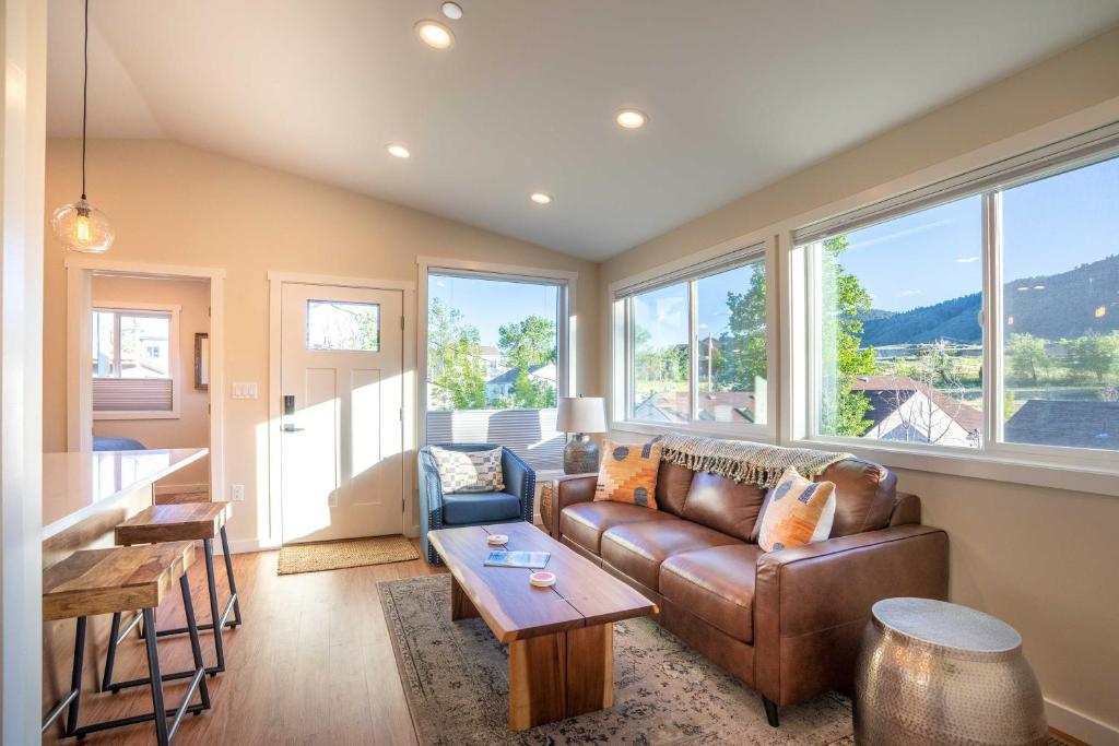 Modern Golden Cottage with Mtn Views Near Red Rocks