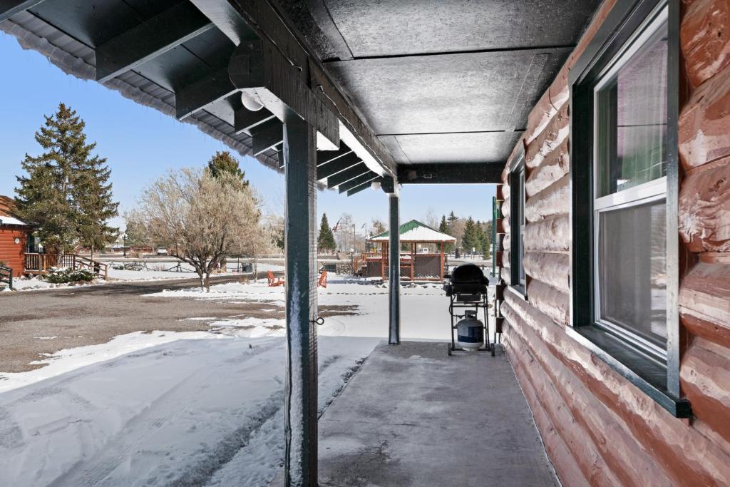 Foothills Lodge and Cabins