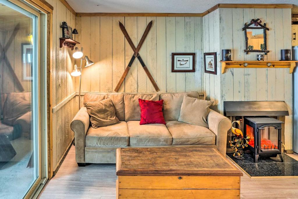 Cozy Mount Snow Condo with Shuttle 1 Mi to Slopes!