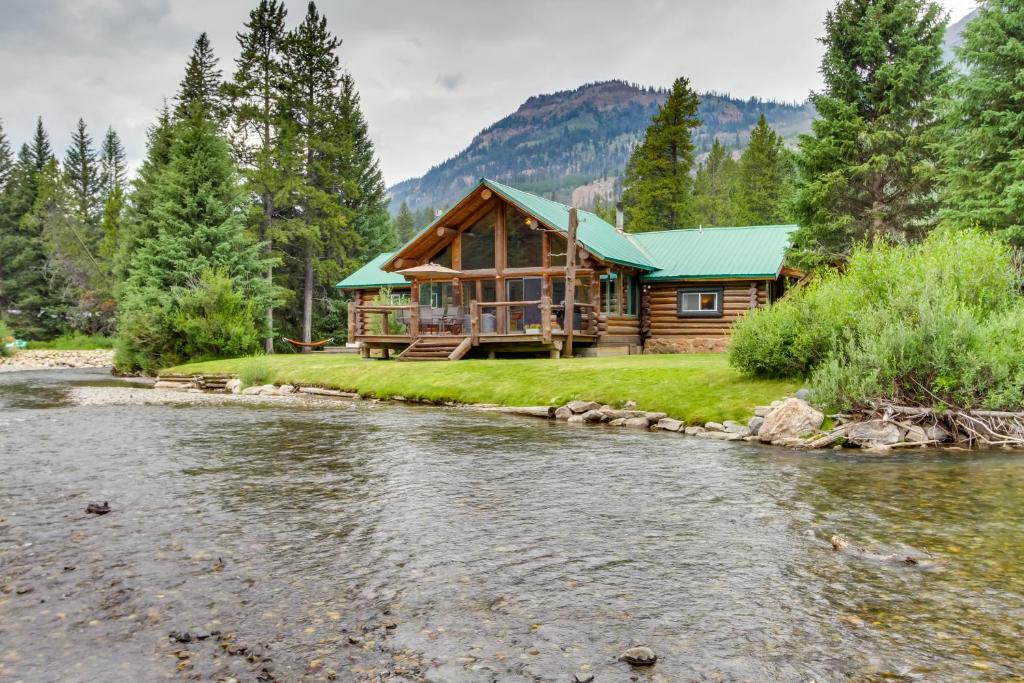 Scenic Montana Cabin Rental about 1 Mi to Yellowstone!